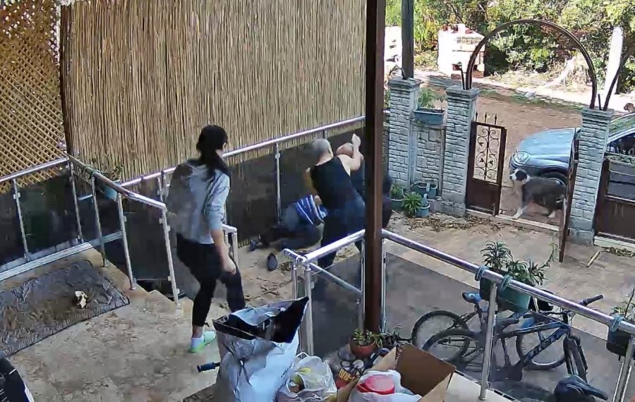 Antalya’da Ev Sahibi İle Kiracının Kavgası Güvenlik Kamerasına Yansıdı