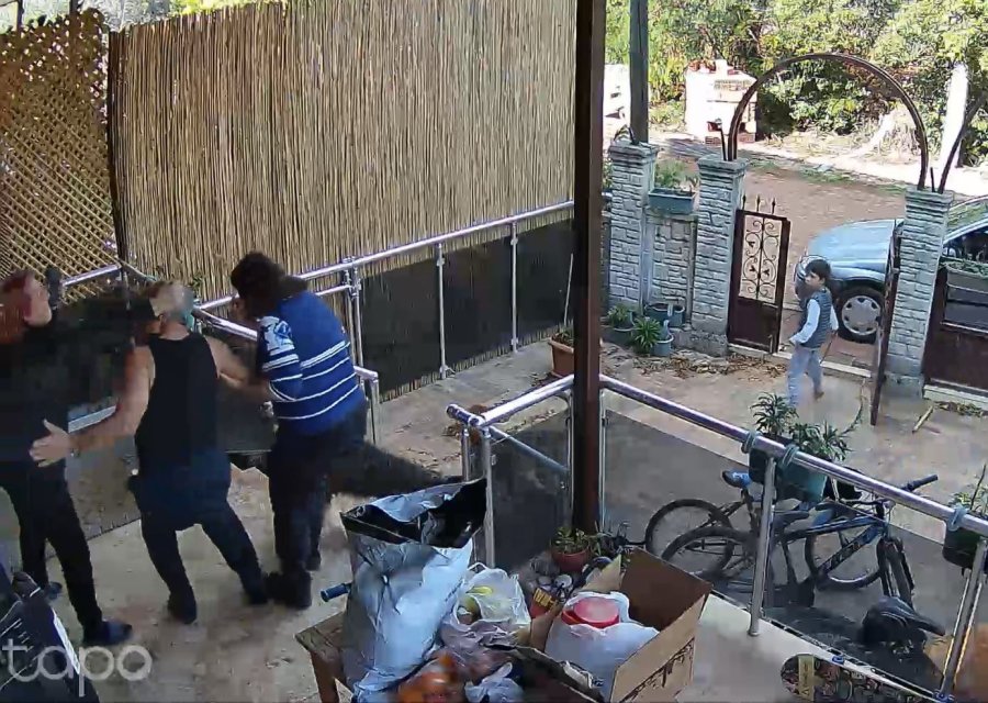 Antalya’da Ev Sahibi İle Kiracının Kavgası Güvenlik Kamerasına Yansıdı