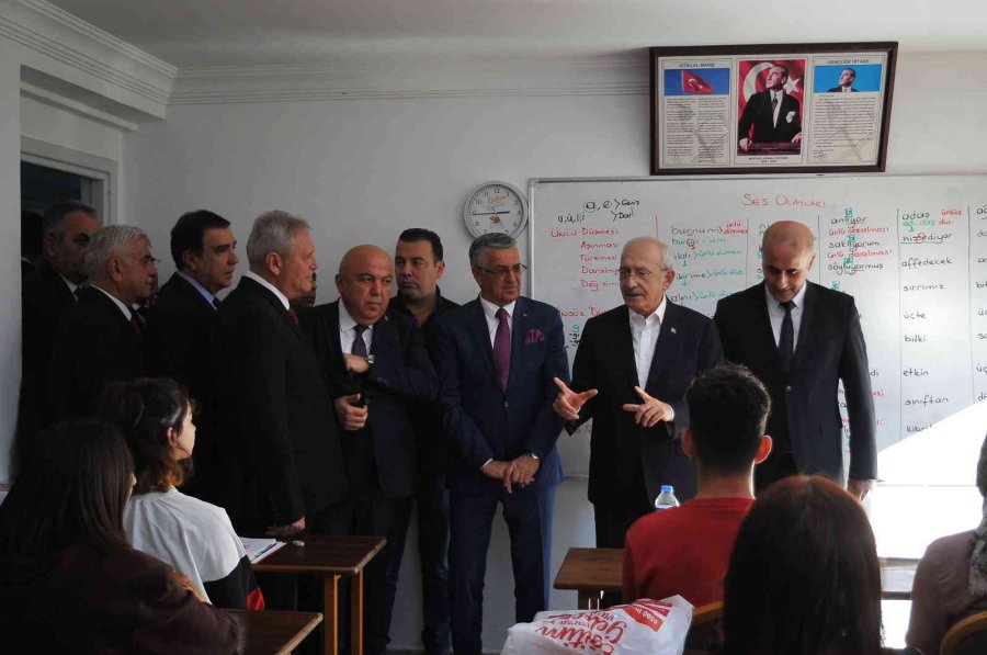 Kılıçdaroğlu, Kemer’de Öğrencilerle Bir Araya Geldi