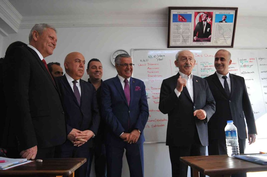 Kılıçdaroğlu, Kemer’de Öğrencilerle Bir Araya Geldi