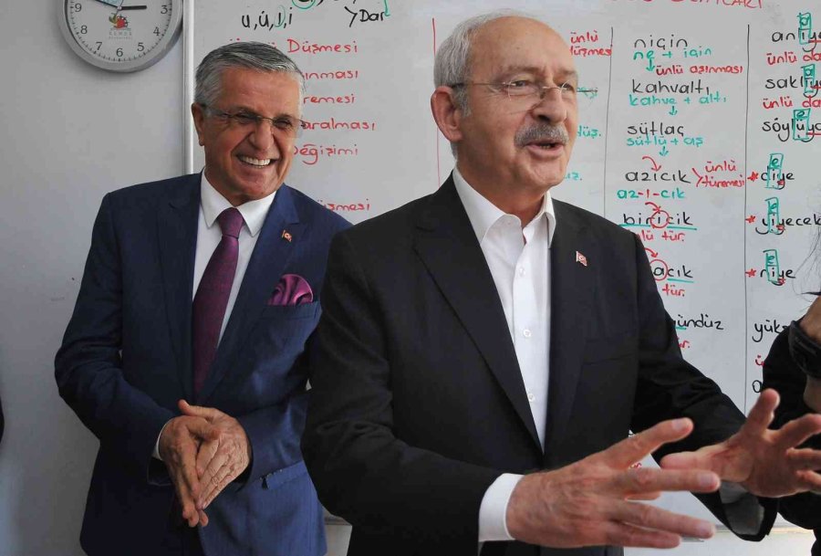 Kılıçdaroğlu, Kemer’de Öğrencilerle Bir Araya Geldi