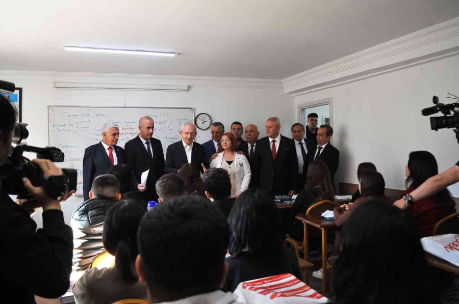 Kılıçdaroğlu, Kemer’de Öğrencilerle Bir Araya Geldi