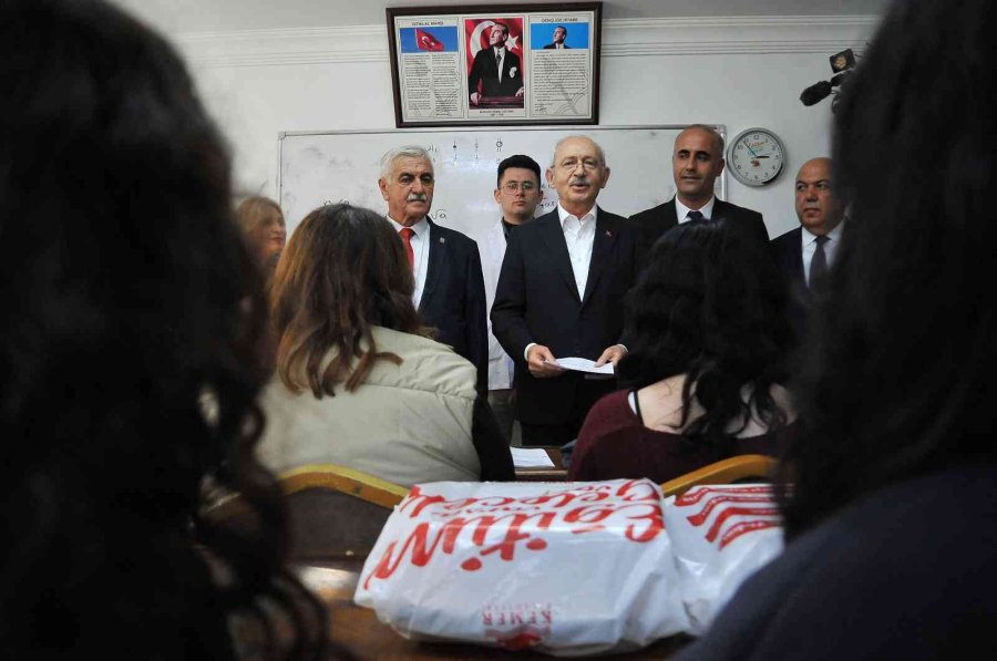 Kılıçdaroğlu, Kemer’de Öğrencilerle Bir Araya Geldi