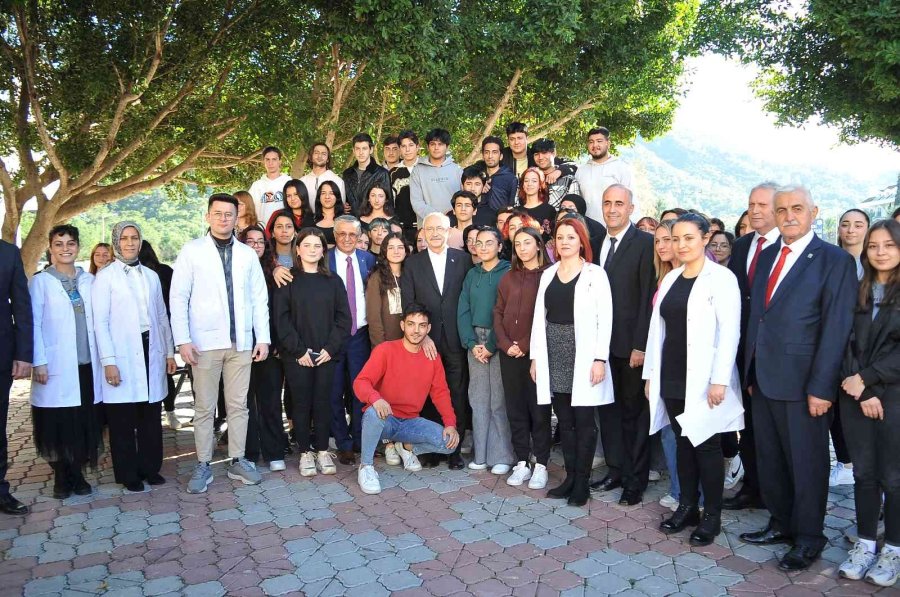 Kılıçdaroğlu, Kemer’de Öğrencilerle Bir Araya Geldi