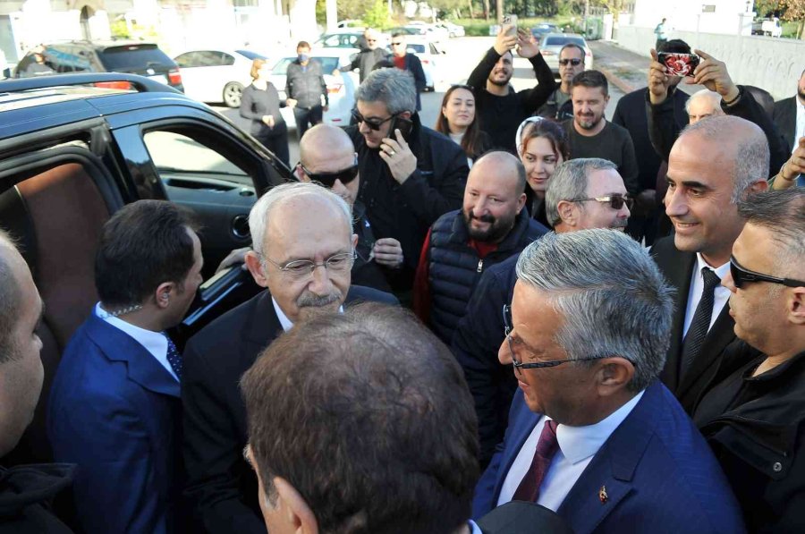 Kılıçdaroğlu, Kemer’de Öğrencilerle Bir Araya Geldi