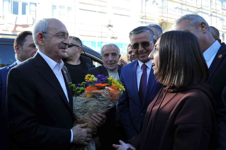 Kılıçdaroğlu, Kemer’de Öğrencilerle Bir Araya Geldi