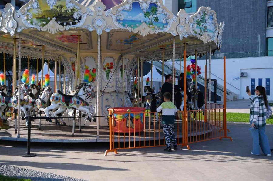 Konyaaltı’nın Yılbaşı Çarşısına Yoğun İlgi