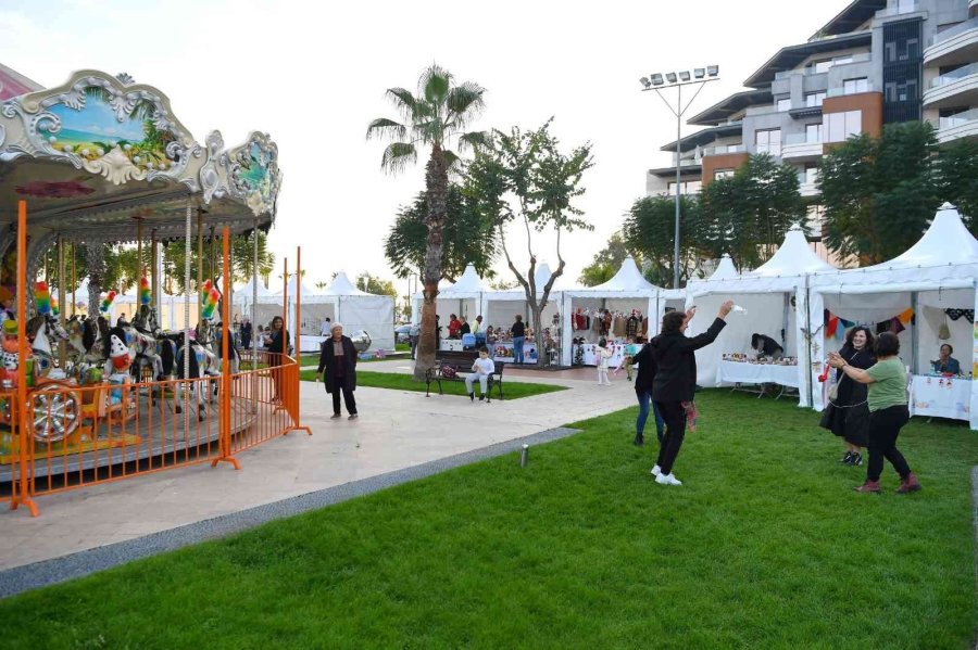Konyaaltı’nın Yılbaşı Çarşısına Yoğun İlgi