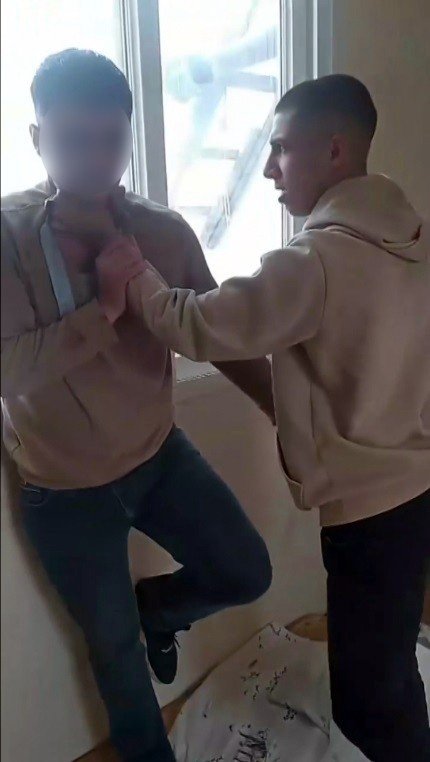 Biri Darp Etti, Diğeri Sokak Ortasında Silahla Vurdu