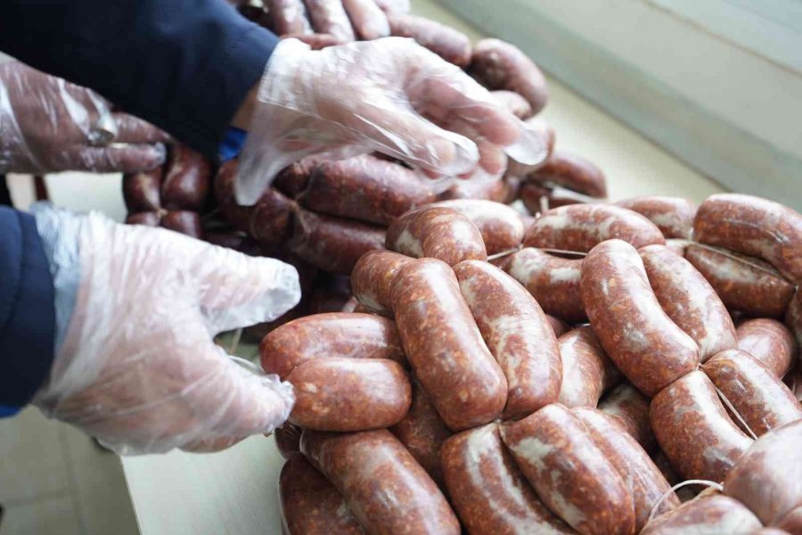 Tarsus’ta Etiketsiz 23 Kilogram Sucuk Ele Geçirildi