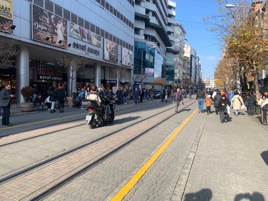 İki Eylül Caddesi’nde Yasağı Umursayan Yok