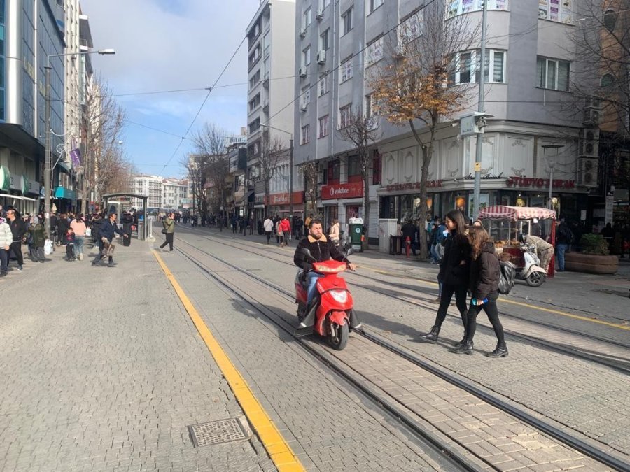 İki Eylül Caddesi’nde Yasağı Umursayan Yok
