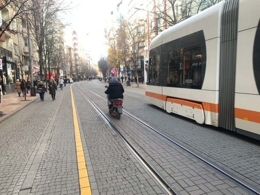 İki Eylül Caddesi’nde Yasağı Umursayan Yok