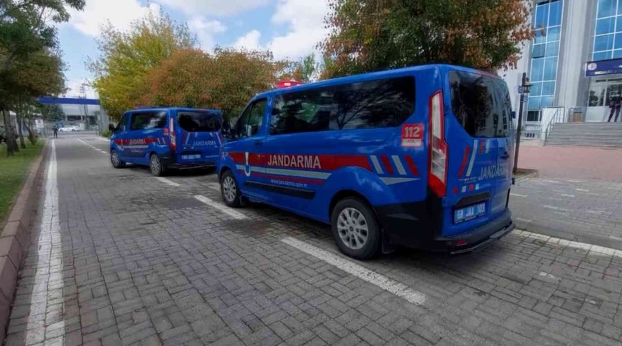 Jandarmadan Otomobile Uyuşturucu Operasyonu: 3 Gözaltı