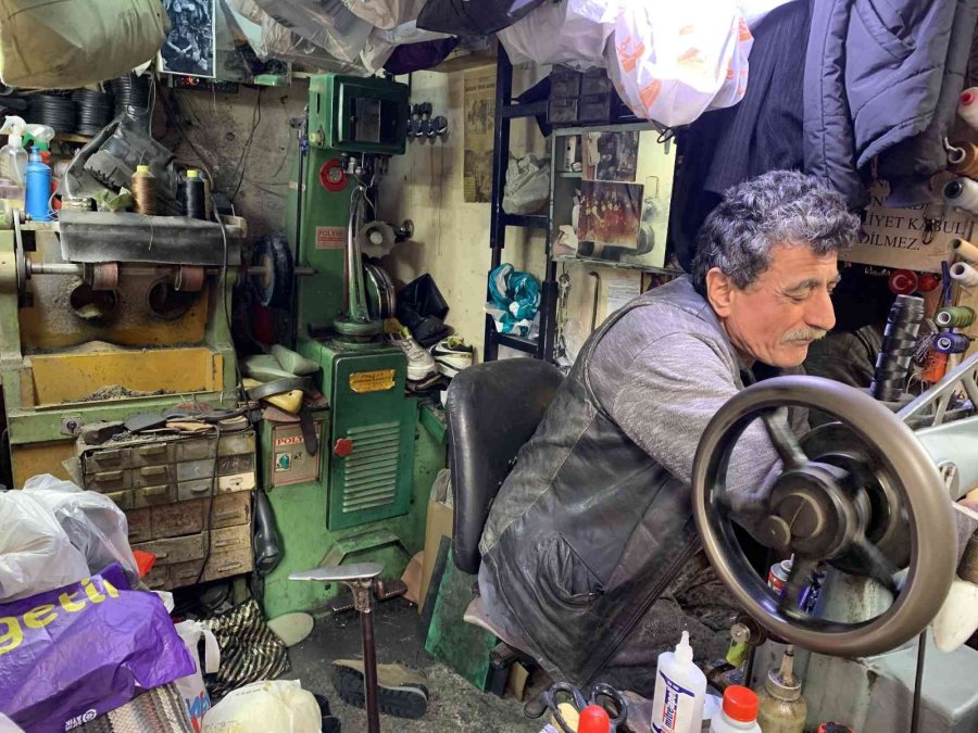 Sıcak Tutan Botların Tamirini Yapan Esnaf Isınamıyor