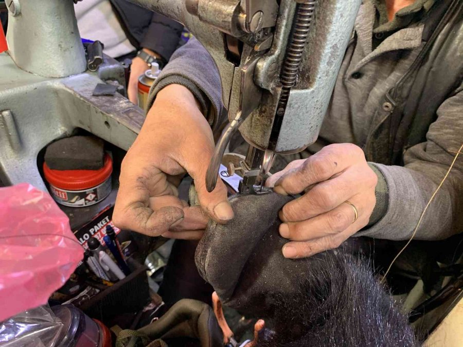 Sıcak Tutan Botların Tamirini Yapan Esnaf Isınamıyor