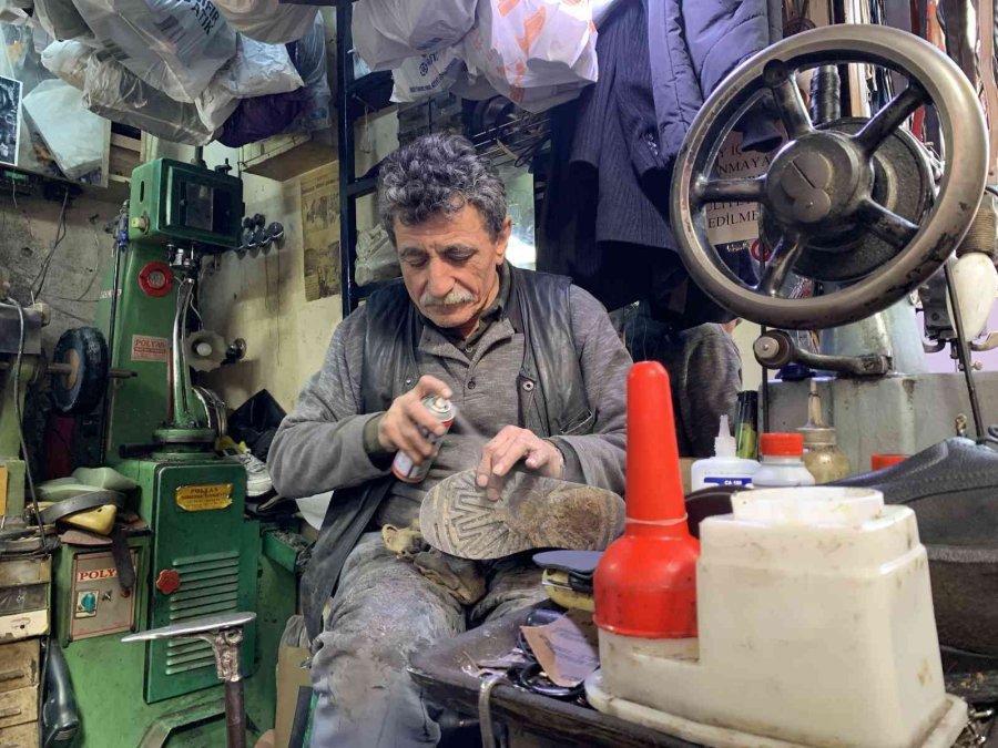 Sıcak Tutan Botların Tamirini Yapan Esnaf Isınamıyor