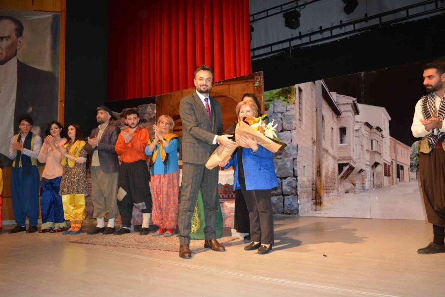 ’gesi Bağları’ Adlı Tiyatro Oyununa Büyük İlgi