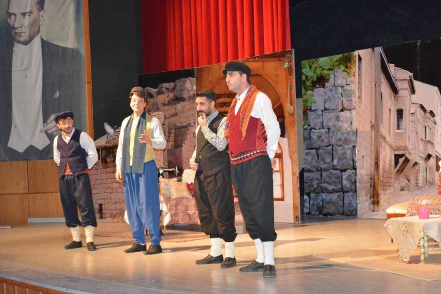 ’gesi Bağları’ Adlı Tiyatro Oyununa Büyük İlgi