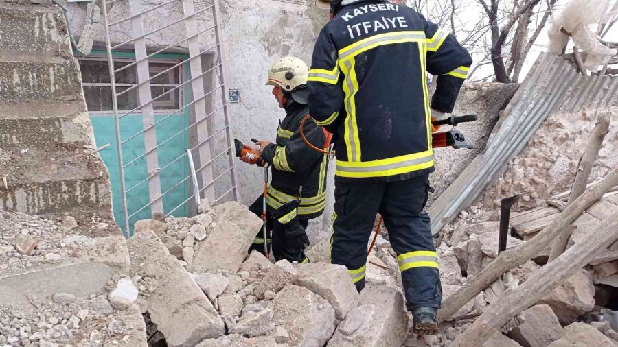 Tüp Patlayan Ev Harabeye Döndü: 1 Ölü, 2 Yaralı