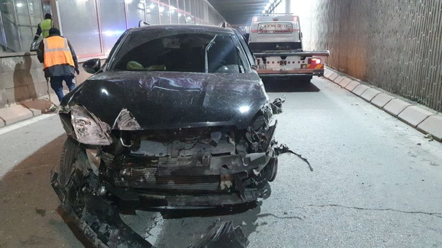 Kazada Savrulan Araç Refüje Çarptı: 2 Yaralı