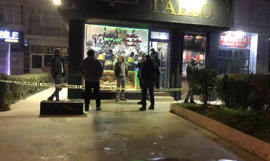 Emanet Verdiği Silah Ateş Aldı, Kuzeni Göğsünden Vuruldu