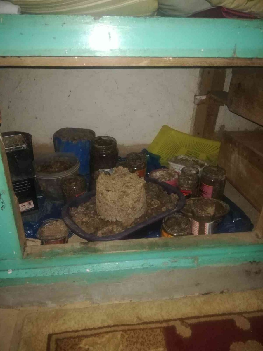 Baskın Yapılan Ev Uyuşturucu İmalathanesi Çıktı