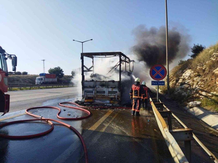 Tekstil Yüklü Tır Yandı
