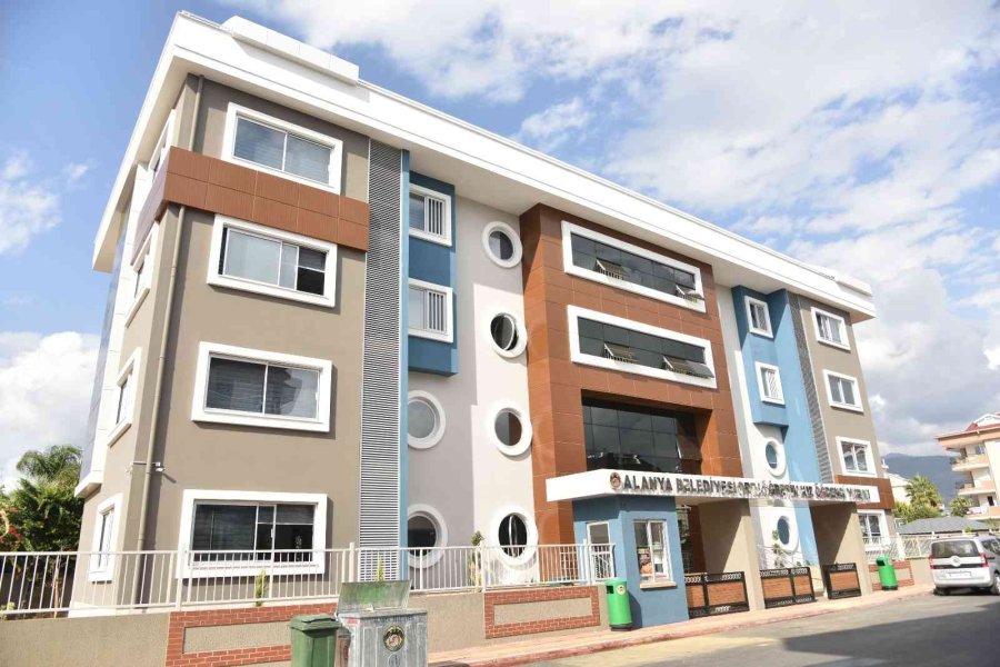 Başkan Yücel, Kız Öğrenci Yurdunda Kalan Öğrencilerin Ailelerini Dinledi