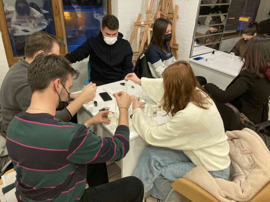 Genç Kimyacı 7’den 70’e Herkese Koku Eğitimi Veriyor