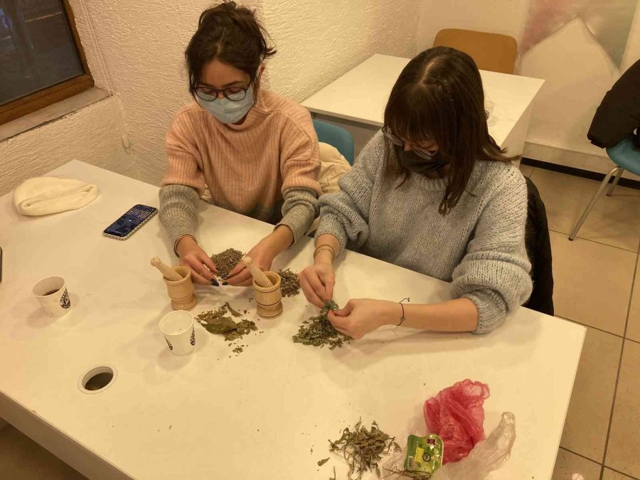 Genç Kimyacı 7’den 70’e Herkese Koku Eğitimi Veriyor