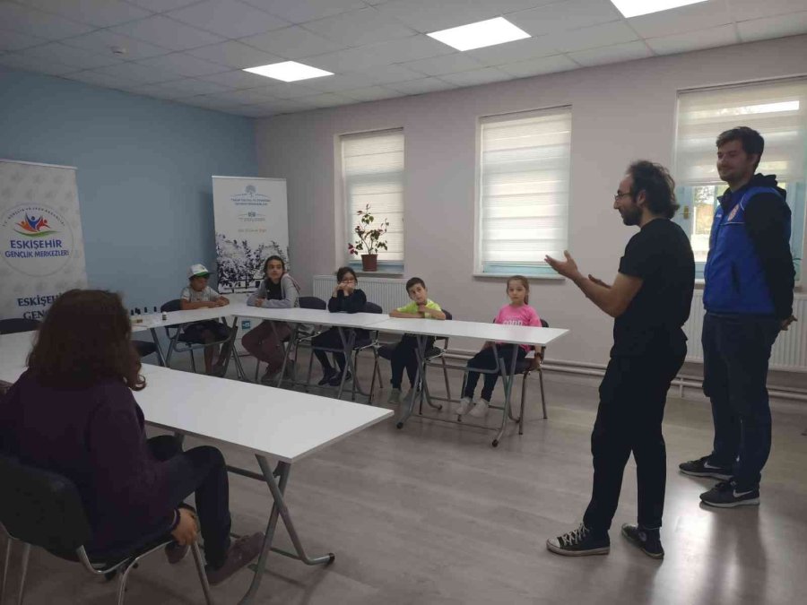 Genç Kimyacı 7’den 70’e Herkese Koku Eğitimi Veriyor