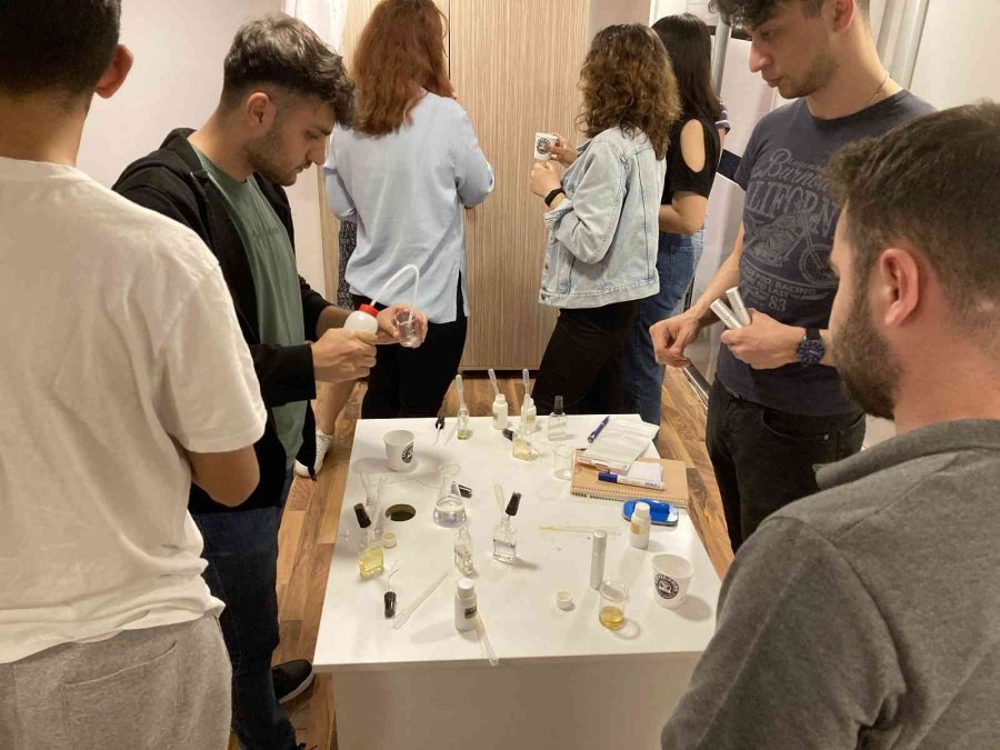 Genç Kimyacı 7’den 70’e Herkese Koku Eğitimi Veriyor