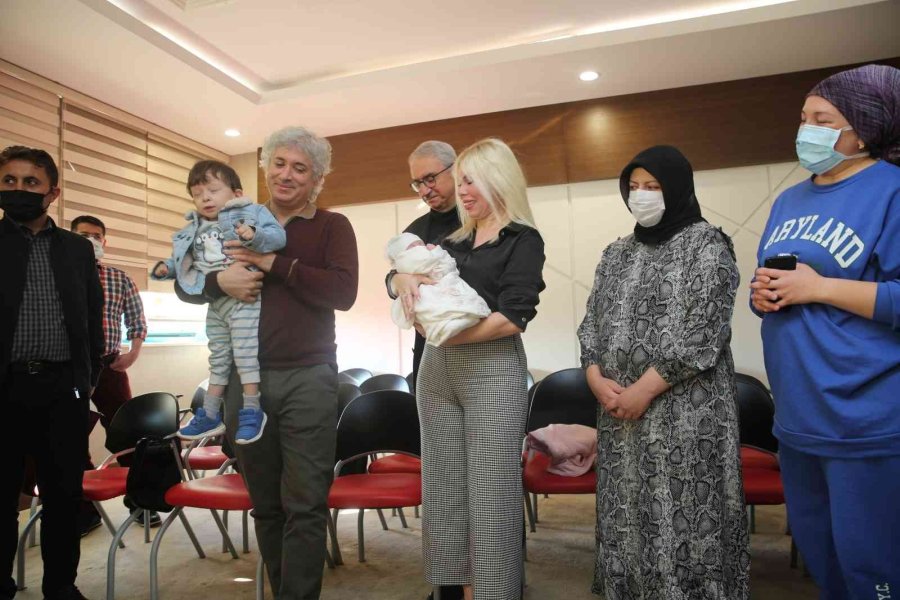 Rahim Nakliyle Doğan "ömer Ve Özlenen" Bebekler İlk Kez Bir Arada Görüntülendi