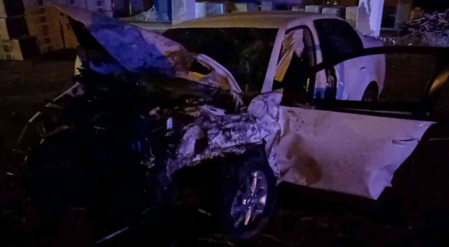 Araçların Hurdaya Döndüğü Kazada 3 Kişi Yaralandı