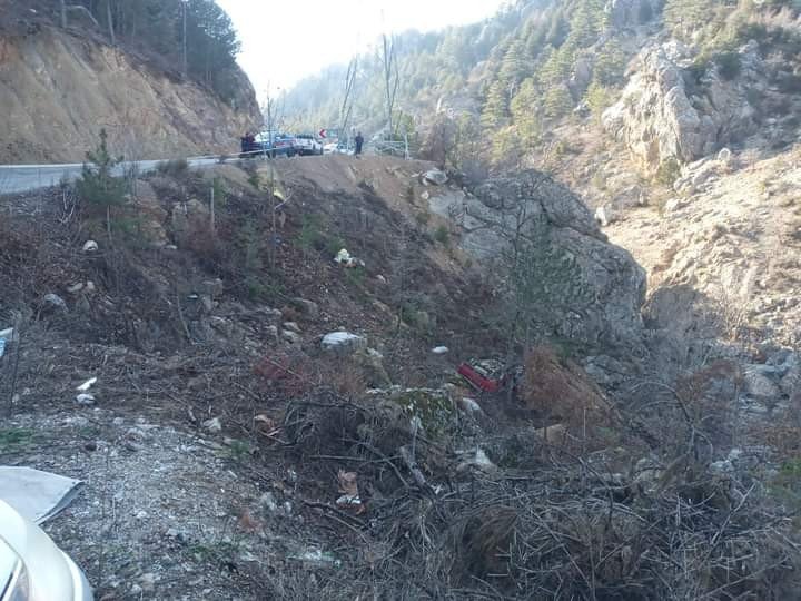 Antalya’da Kamyonet Uçuruma Yuvarlandı: 1 Ölü, 1 Yaralı