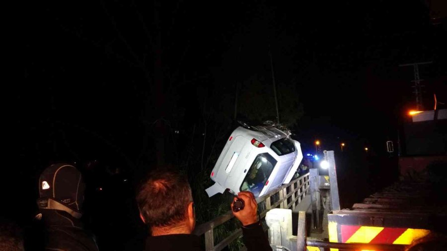 Çaya Uçan Hafif Ticari Aracın Sürücüsünün Cesedini Dalgıçlar Çıkardı