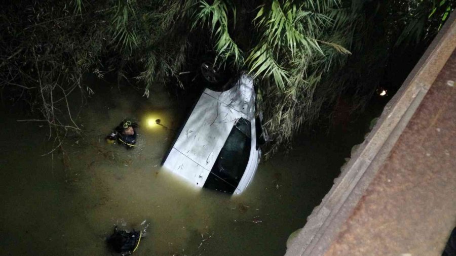 Çaya Uçan Hafif Ticari Aracın Sürücüsünün Cesedini Dalgıçlar Çıkardı