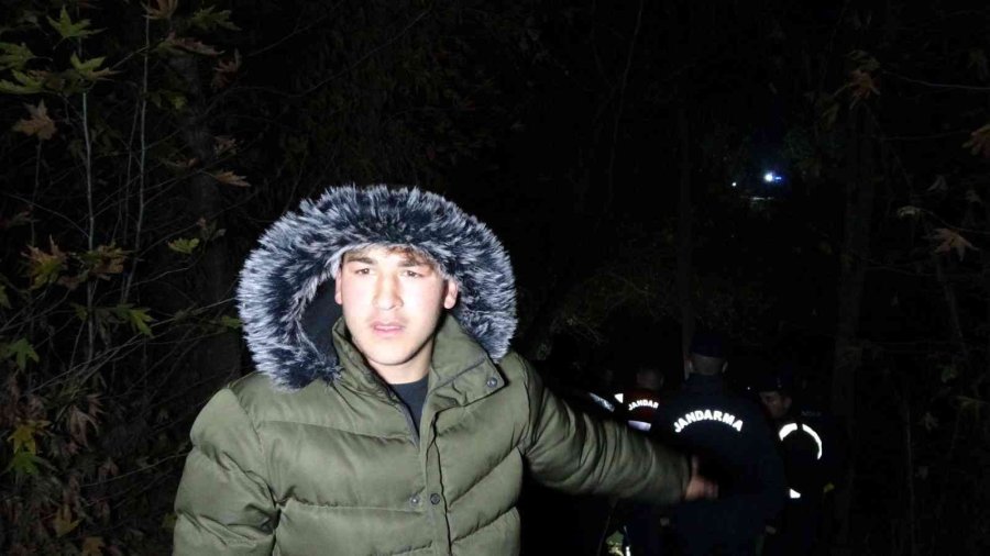 Çaya Uçan Hafif Ticari Aracın Sürücüsünün Cesedini Dalgıçlar Çıkardı