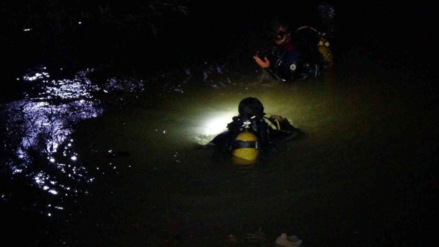 Çaya Uçan Hafif Ticari Aracın Sürücüsünün Cesedini Dalgıçlar Çıkardı