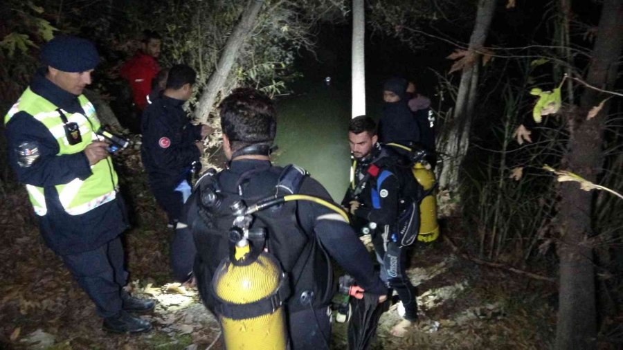 Çaya Uçan Hafif Ticari Aracın Sürücüsünün Cesedini Dalgıçlar Çıkardı