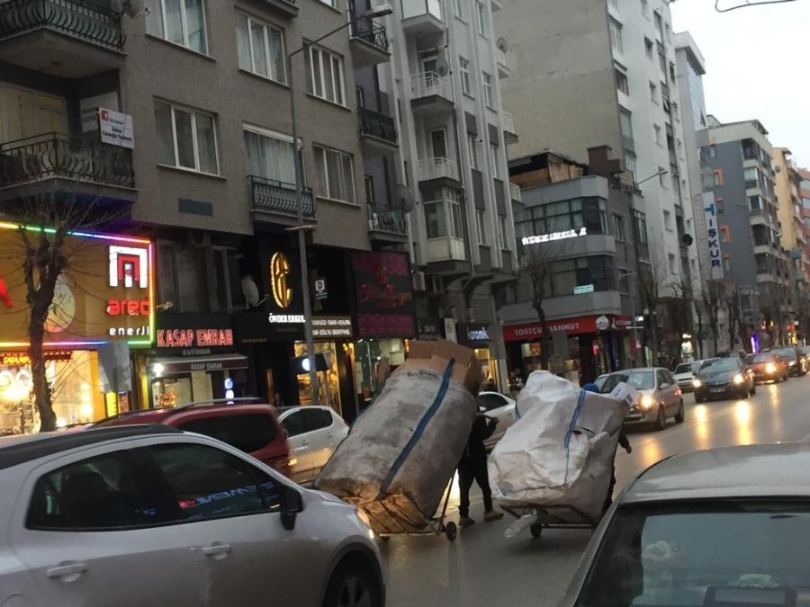 Kâğıt Toplayıcı Çocuklar Trafiktekileri İsyan Ettirdi