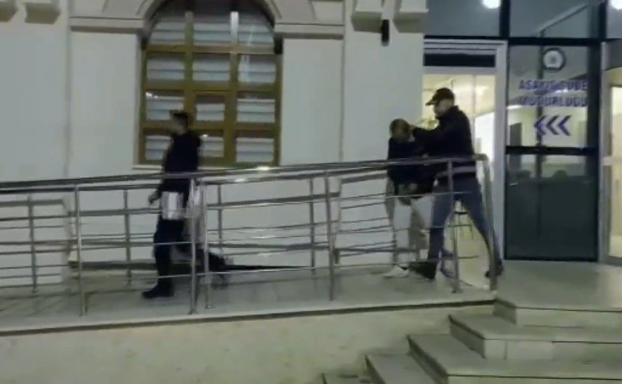 Araçlardan Hırsızlık Yaptı, İzini Kaybettirmek İçin Mezarlıktan Kaçtı