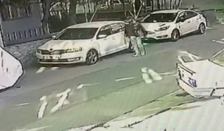 Araçlardan Hırsızlık Yaptı, İzini Kaybettirmek İçin Mezarlıktan Kaçtı