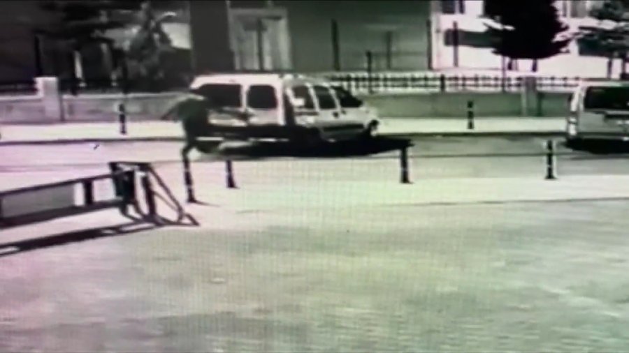 Araçlardan Hırsızlık Yaptı, İzini Kaybettirmek İçin Mezarlıktan Kaçtı