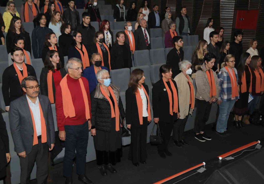 Kadına Yönelik Şiddete Tiyatral Gösteriyle Dikkat Çektiler