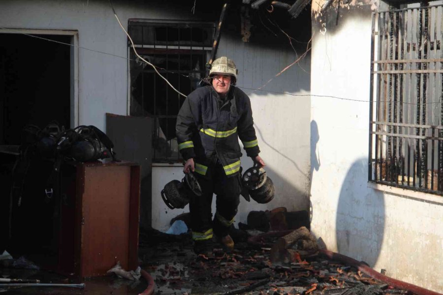 Antalya’da Yaşlı Adamın Evi Ve Biriktirdiği Kira Parası Yandı