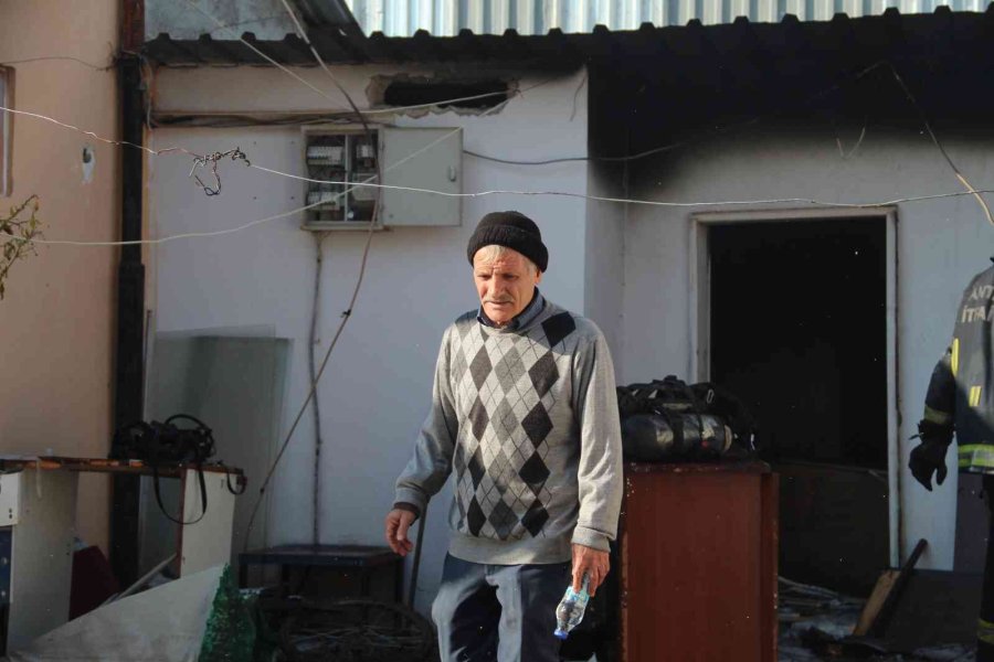 Antalya’da Yaşlı Adamın Evi Ve Biriktirdiği Kira Parası Yandı