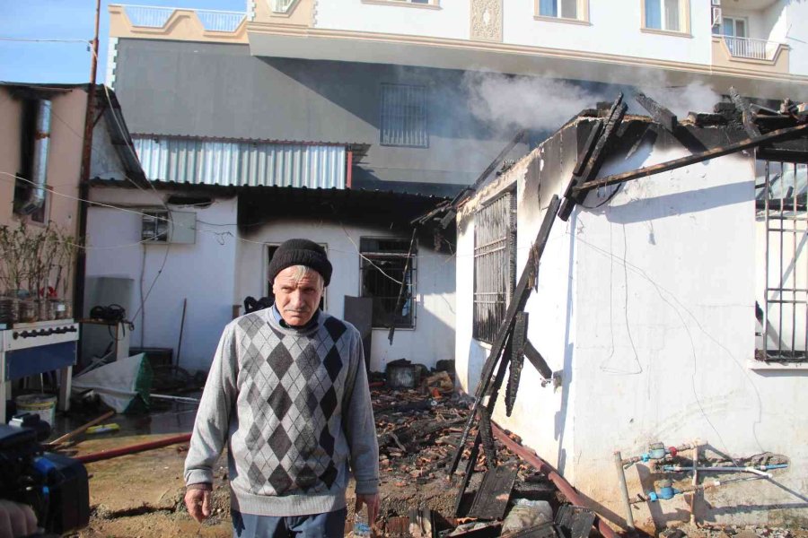 Antalya’da Yaşlı Adamın Evi Ve Biriktirdiği Kira Parası Yandı