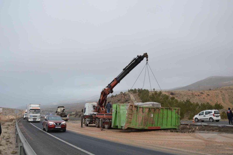 Sivrihisar’da Hafriyat Kamyonu Devrildi, Sürücü Yaralandı